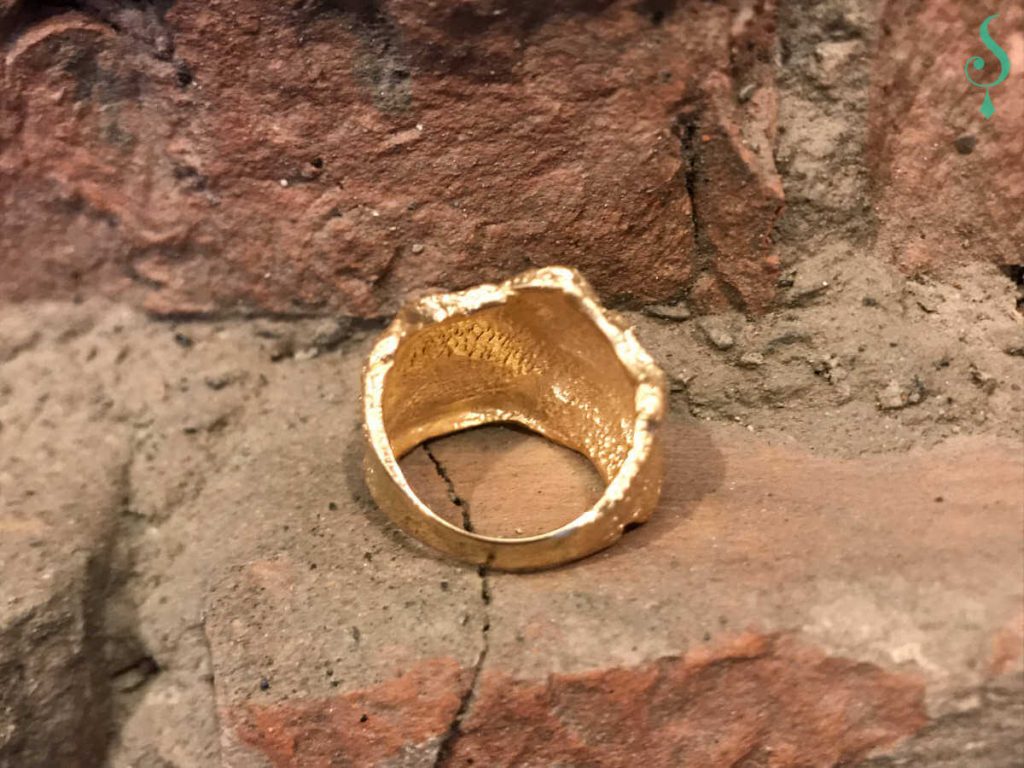 bijzonder steenvormige ring